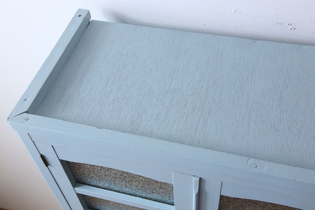 アンティーク家具　作業台付き　水色ペイントのおしゃれなアンティークカップボード