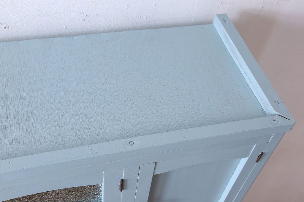 アンティーク家具　作業台付き　水色ペイントのおしゃれなアンティークカップボード
