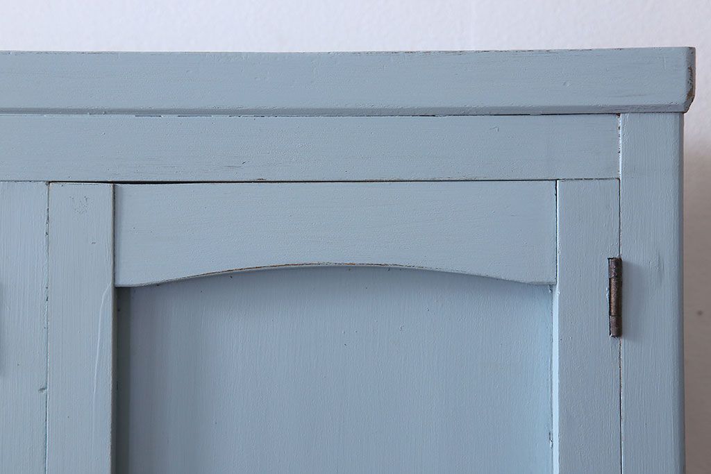 アンティーク家具　作業台付き　水色ペイントのおしゃれなアンティークカップボード