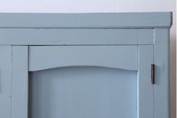 アンティーク家具　作業台付き　水色ペイントのおしゃれなアンティークカップボード