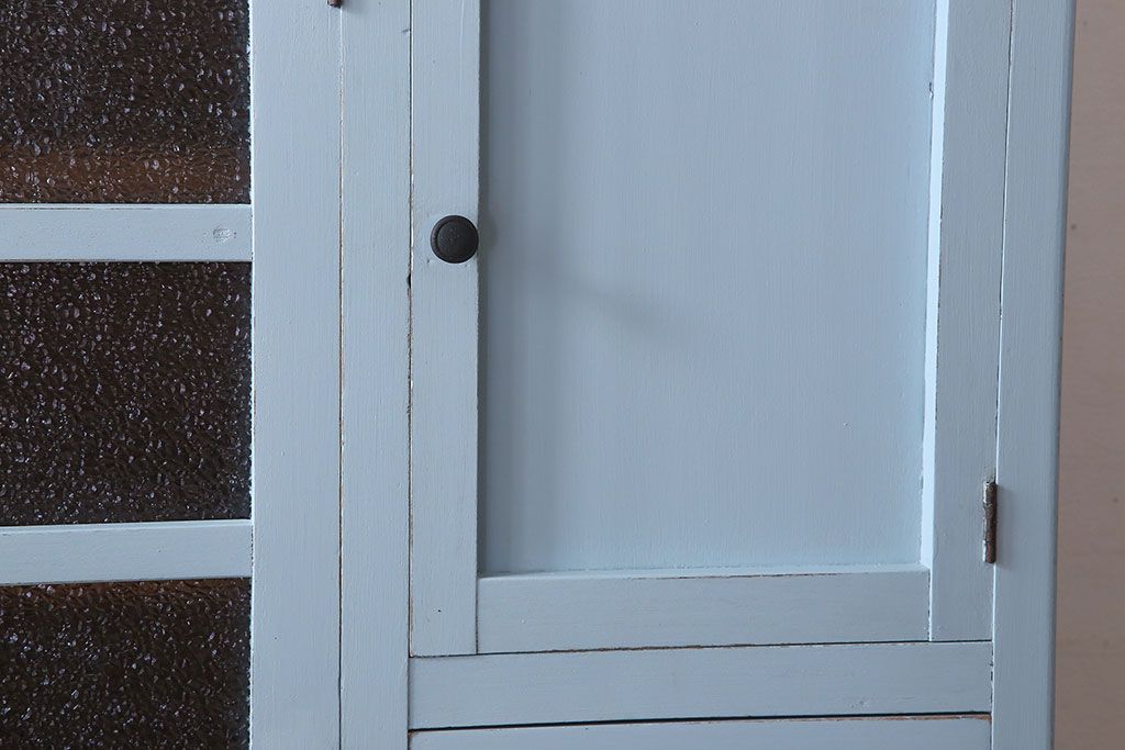 アンティーク家具　作業台付き　水色ペイントのおしゃれなアンティークカップボード