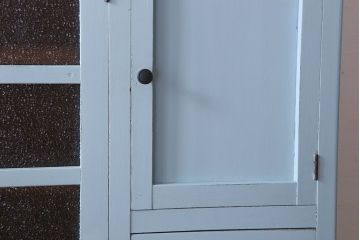 アンティーク家具　作業台付き　水色ペイントのおしゃれなアンティークカップボード