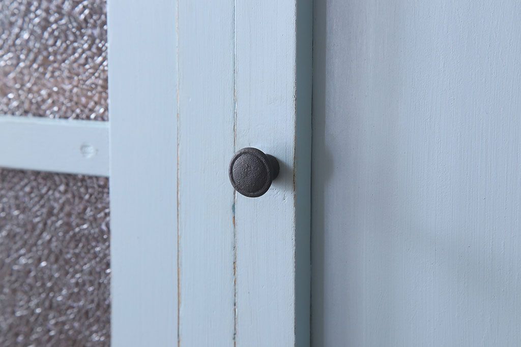 アンティーク家具　作業台付き　水色ペイントのおしゃれなアンティークカップボード