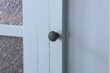 アンティーク家具　作業台付き　水色ペイントのおしゃれなアンティークカップボード