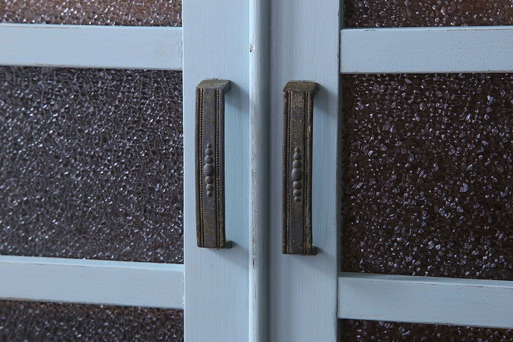 アンティーク家具　作業台付き　水色ペイントのおしゃれなアンティークカップボード