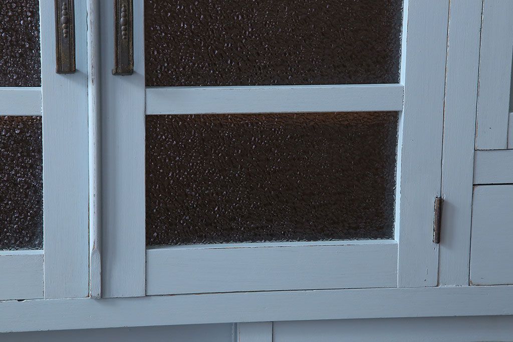 アンティーク家具　作業台付き　水色ペイントのおしゃれなアンティークカップボード