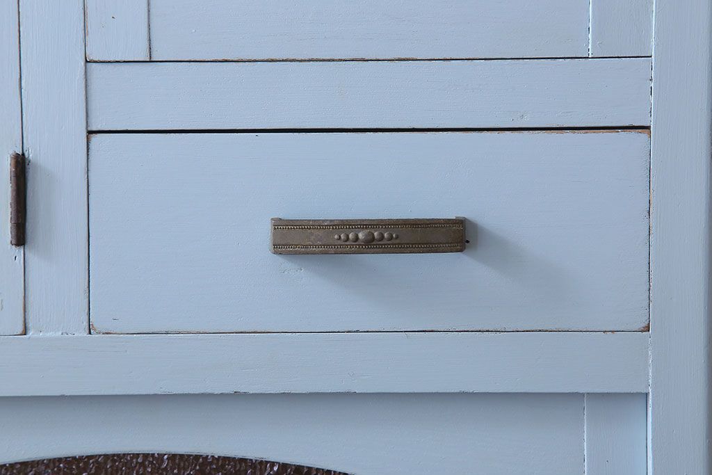 アンティーク家具　作業台付き　水色ペイントのおしゃれなアンティークカップボード