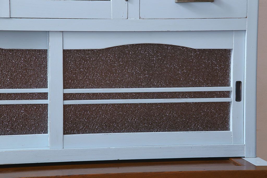 アンティーク家具　作業台付き　水色ペイントのおしゃれなアンティークカップボード