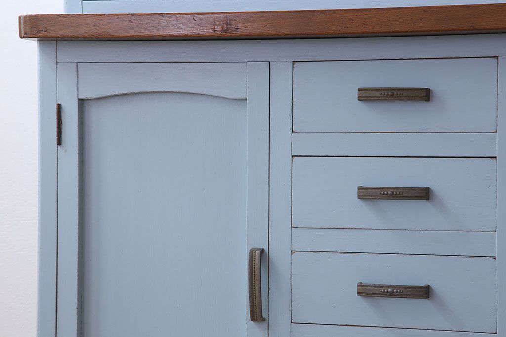 アンティーク家具　作業台付き　水色ペイントのおしゃれなアンティークカップボード