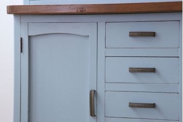 アンティーク家具　作業台付き　水色ペイントのおしゃれなアンティークカップボード