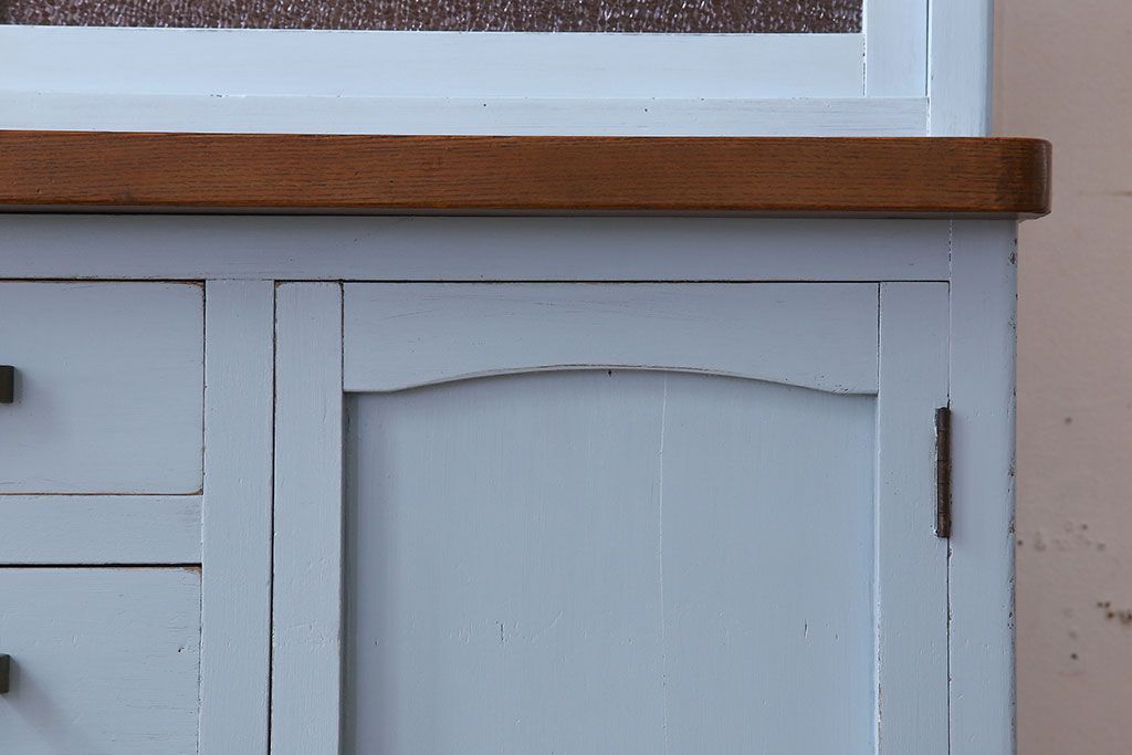 アンティーク家具　作業台付き　水色ペイントのおしゃれなアンティークカップボード