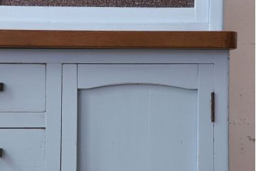 アンティーク家具　作業台付き　水色ペイントのおしゃれなアンティークカップボード