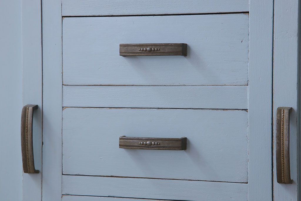 アンティーク家具　作業台付き　水色ペイントのおしゃれなアンティークカップボード