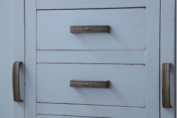 アンティーク家具　作業台付き　水色ペイントのおしゃれなアンティークカップボード