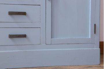 アンティーク家具　作業台付き　水色ペイントのおしゃれなアンティークカップボード