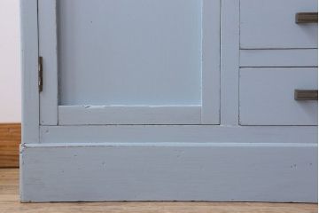 アンティーク家具　作業台付き　水色ペイントのおしゃれなアンティークカップボード
