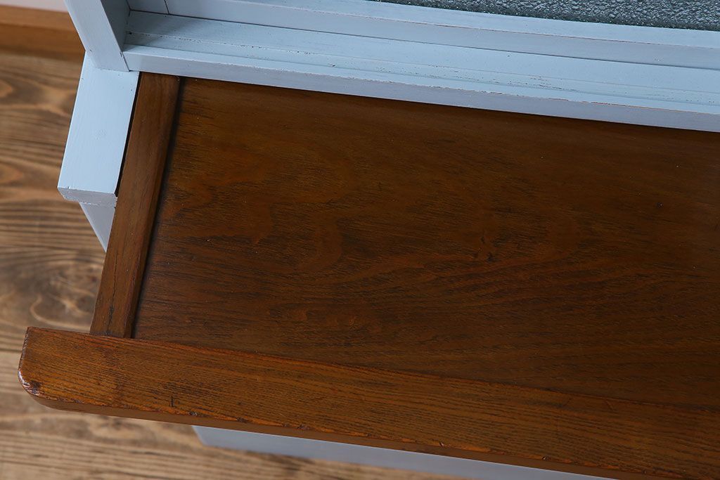 アンティーク家具　作業台付き　水色ペイントのおしゃれなアンティークカップボード