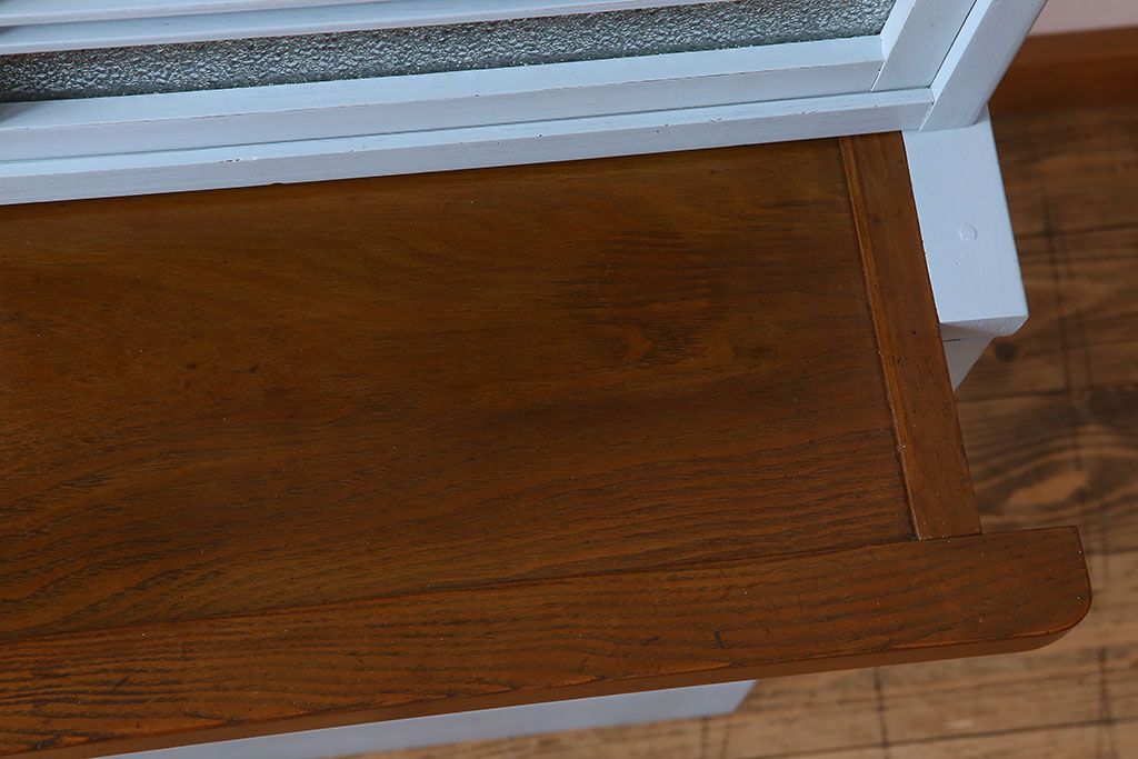 アンティーク家具　作業台付き　水色ペイントのおしゃれなアンティークカップボード