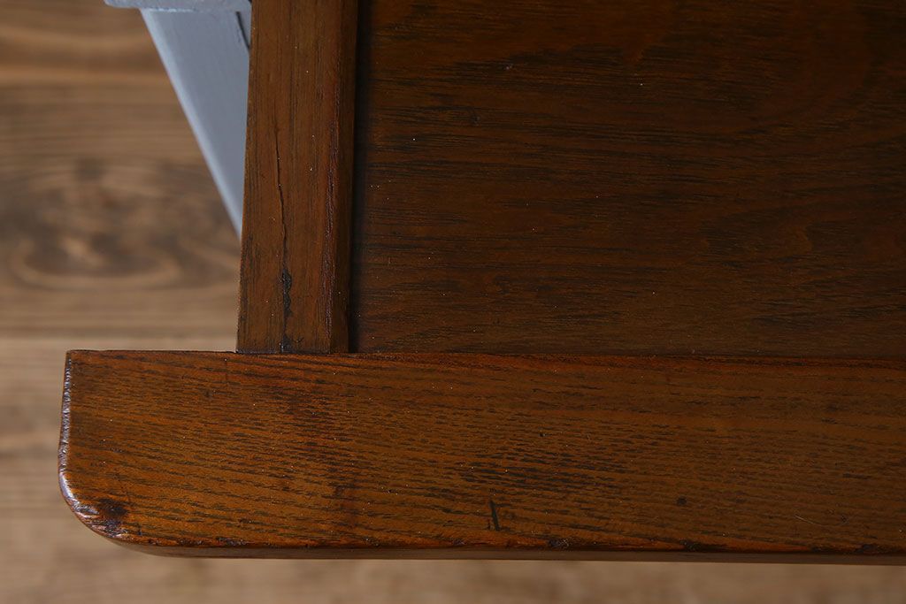 アンティーク家具　作業台付き　水色ペイントのおしゃれなアンティークカップボード