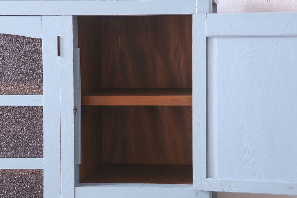アンティーク家具　作業台付き　水色ペイントのおしゃれなアンティークカップボード