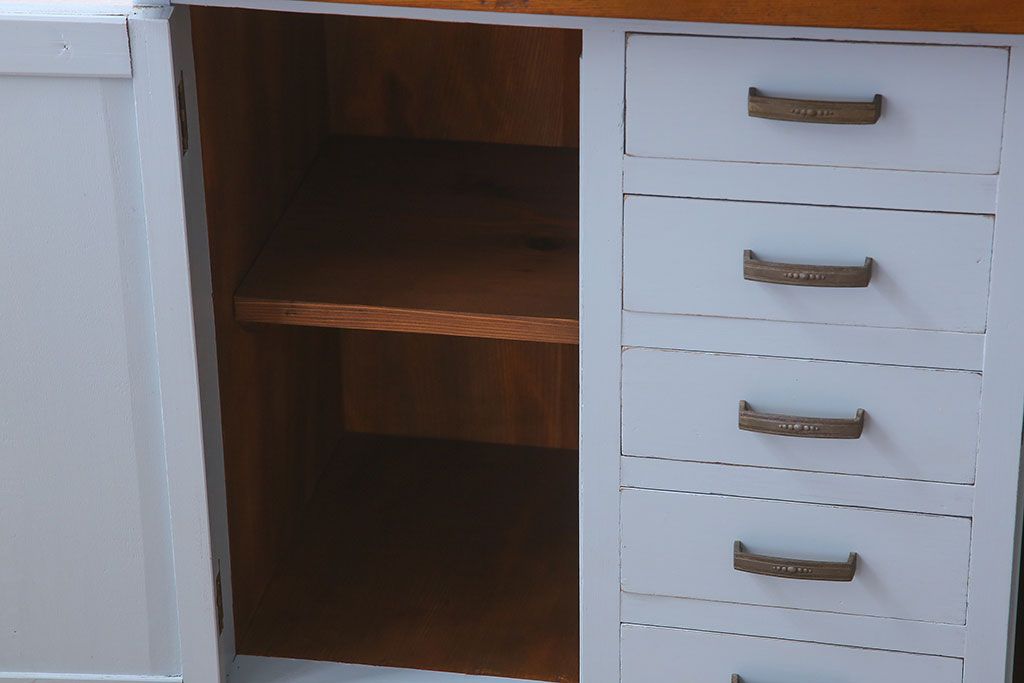アンティーク家具　作業台付き　水色ペイントのおしゃれなアンティークカップボード