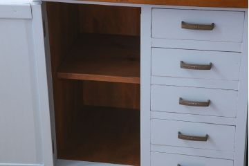 アンティーク家具　作業台付き　水色ペイントのおしゃれなアンティークカップボード