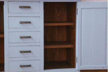 アンティーク家具　作業台付き　水色ペイントのおしゃれなアンティークカップボード