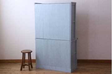 アンティーク家具　作業台付き　水色ペイントのおしゃれなアンティークカップボード