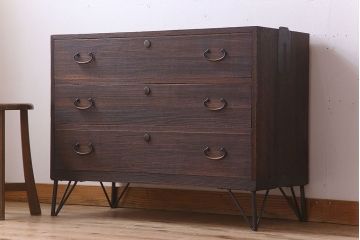 アンティーク家具　シンプルな衣装箪笥の鉄脚ローボード(ローチェスト)