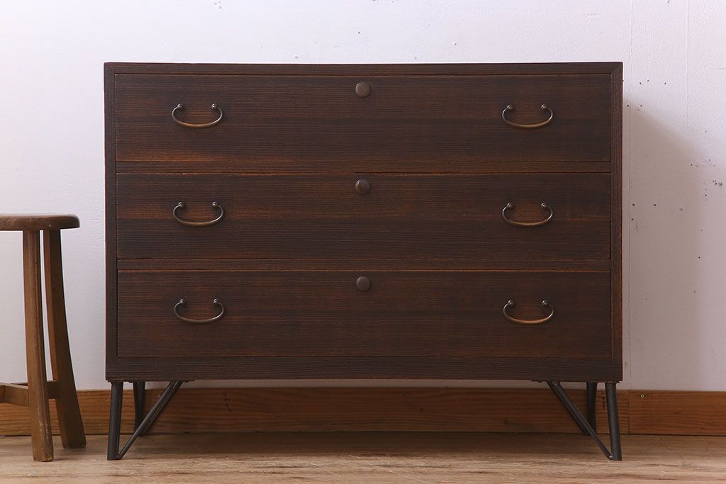 アンティーク家具　シンプルな衣装箪笥の鉄脚ローボード(ローチェスト)