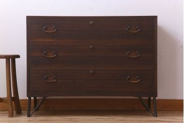 アンティーク家具　シンプルな衣装箪笥の鉄脚ローボード(ローチェスト)