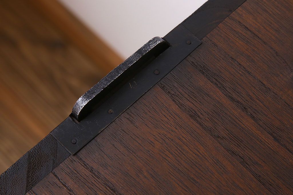 アンティーク家具　シンプルな衣装箪笥の鉄脚ローボード(ローチェスト)