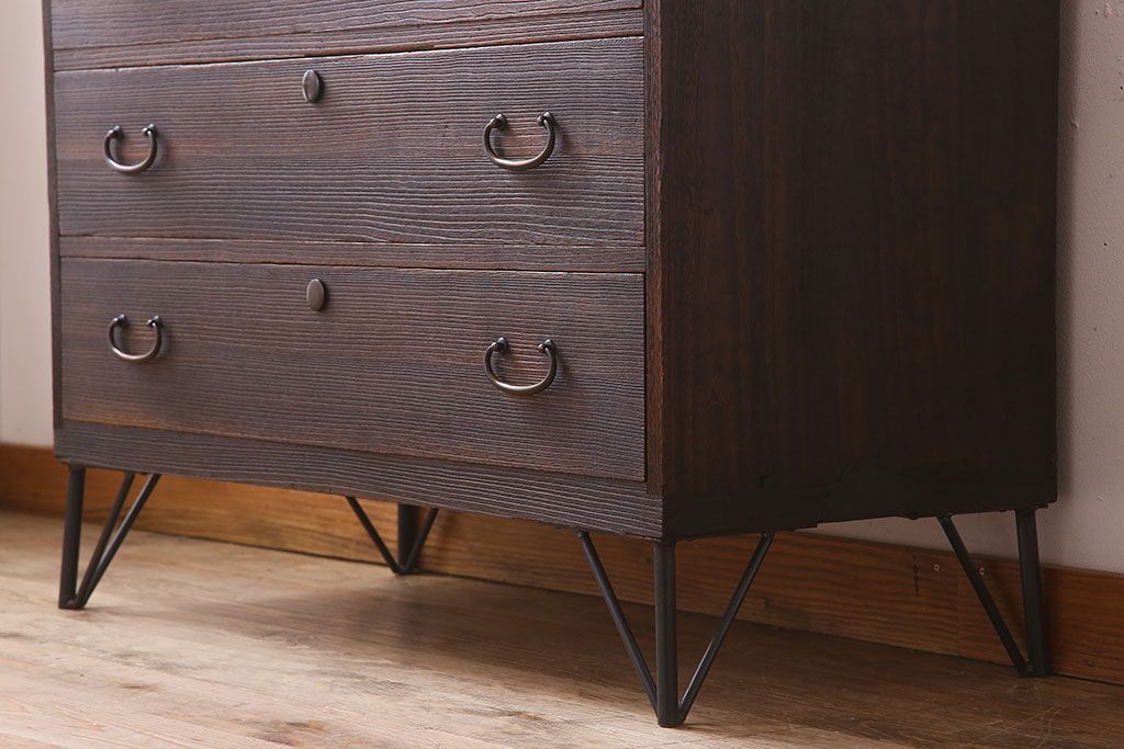 アンティーク家具　シンプルな衣装箪笥の鉄脚ローボード(ローチェスト)