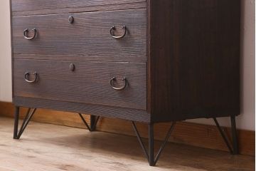 アンティーク家具　シンプルな衣装箪笥の鉄脚ローボード(ローチェスト)