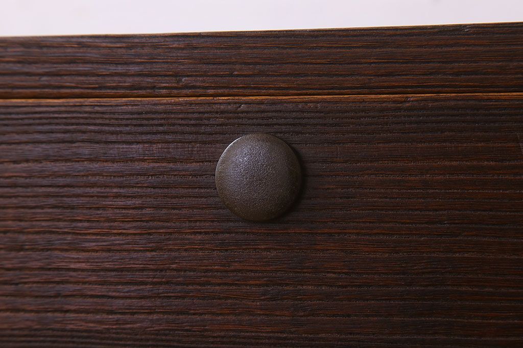 アンティーク家具　シンプルな衣装箪笥の鉄脚ローボード(ローチェスト)