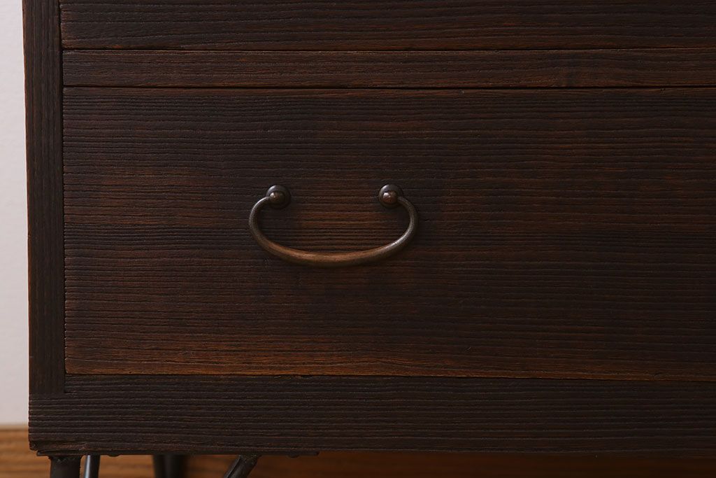 アンティーク家具　シンプルな衣装箪笥の鉄脚ローボード(ローチェスト)