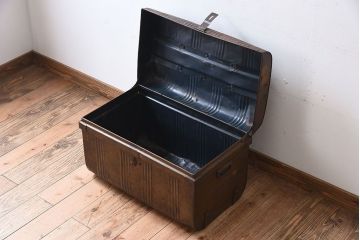 アンティーク雑貨　ヨーロッパビンテージ　アイアン製トランク