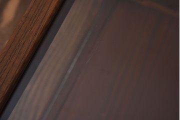 アンティーク家具　アンティーク　欅材　上蓋開き扉の小ぶりな横型ガラスケース(1)