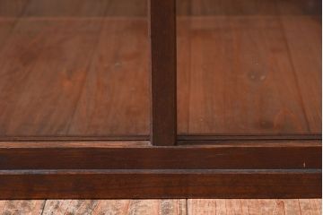 アンティーク家具　アンティーク　欅材　上蓋開き扉の小ぶりな横型ガラスケース(1)