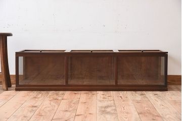 アンティーク家具　アンティーク　ケヤキ材　上蓋開き扉の小ぶりな横型ガラスケース(2)