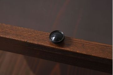 アンティーク家具　アンティーク　ケヤキ材　上蓋開き扉の小ぶりな横型ガラスケース(2)