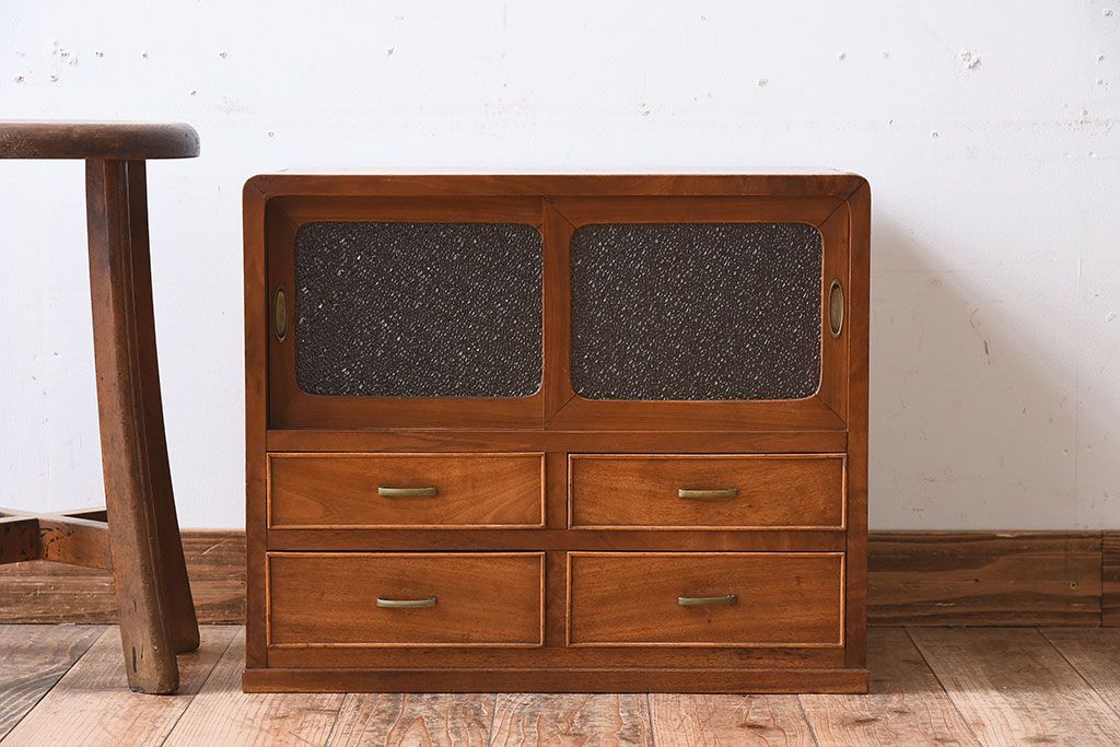 アンティーク家具　ダイヤガラス引き戸　小ぶりなアンティーク収納棚