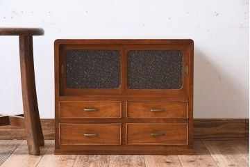 アンティーク家具　ダイヤガラス引き戸　小ぶりなアンティーク収納棚