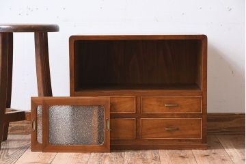 アンティーク家具　ダイヤガラス引き戸　小ぶりなアンティーク収納棚