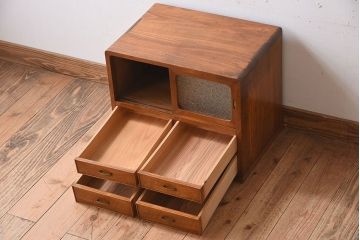 アンティーク家具　ダイヤガラス引き戸　小ぶりなアンティーク収納棚