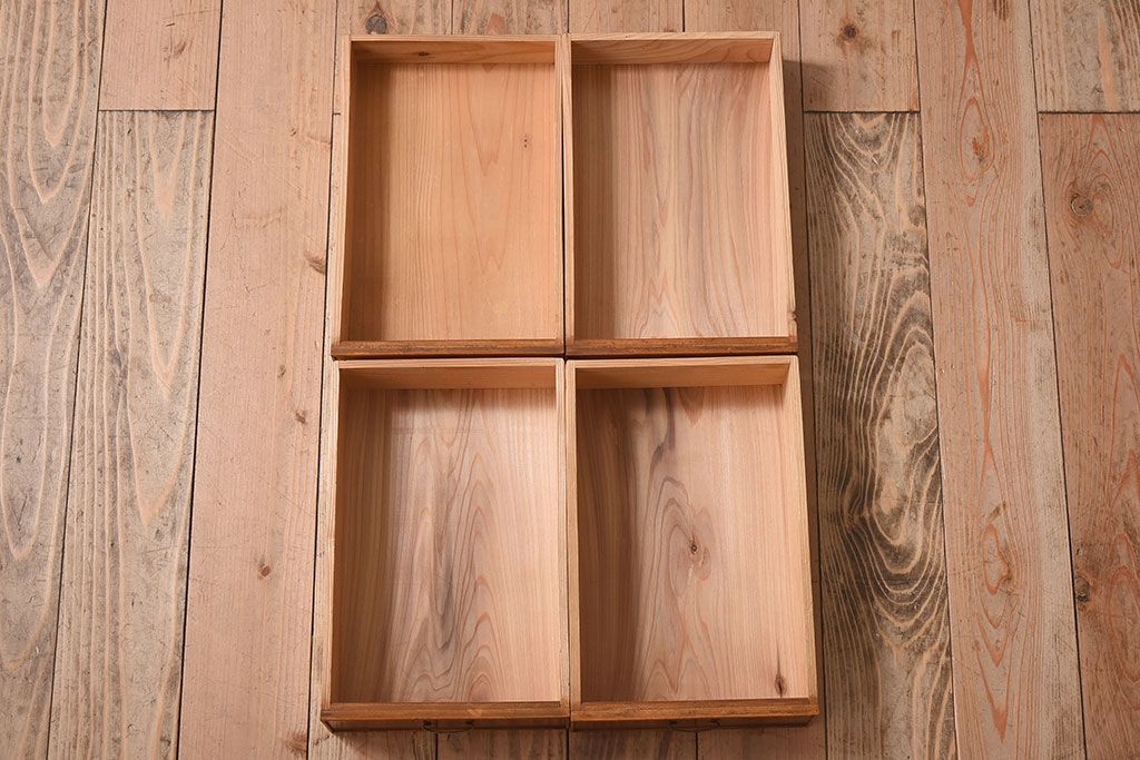 アンティーク家具　ダイヤガラス引き戸　小ぶりなアンティーク収納棚