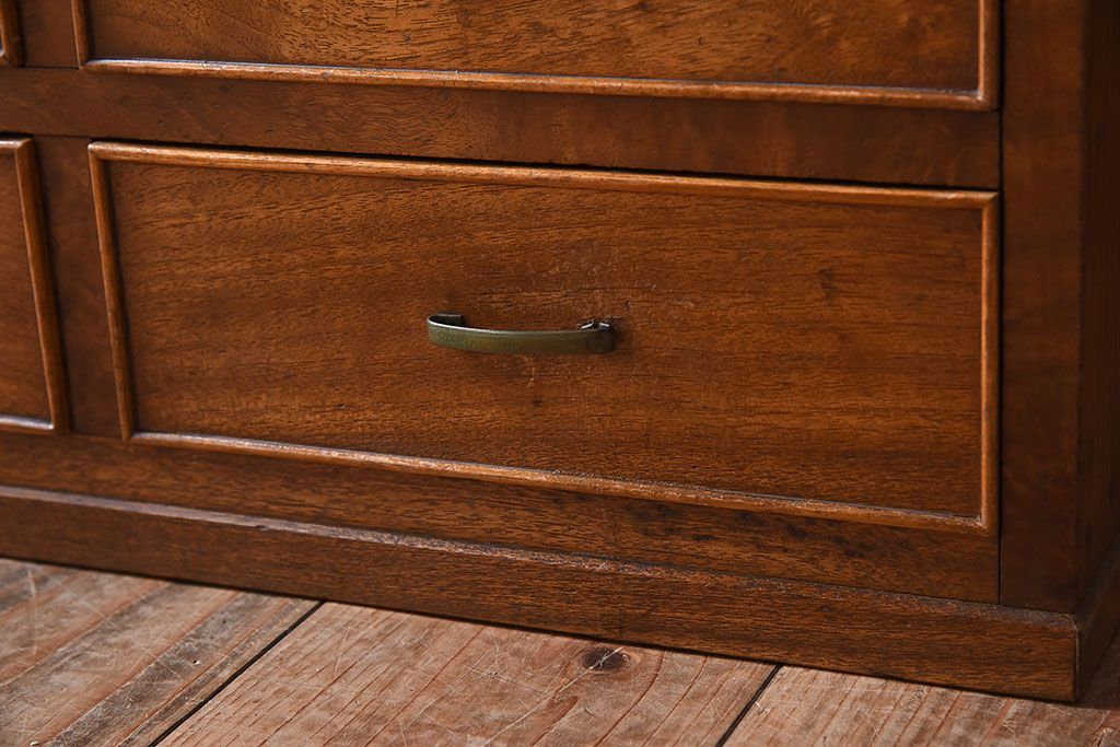 アンティーク家具　ダイヤガラス引き戸　小ぶりなアンティーク収納棚