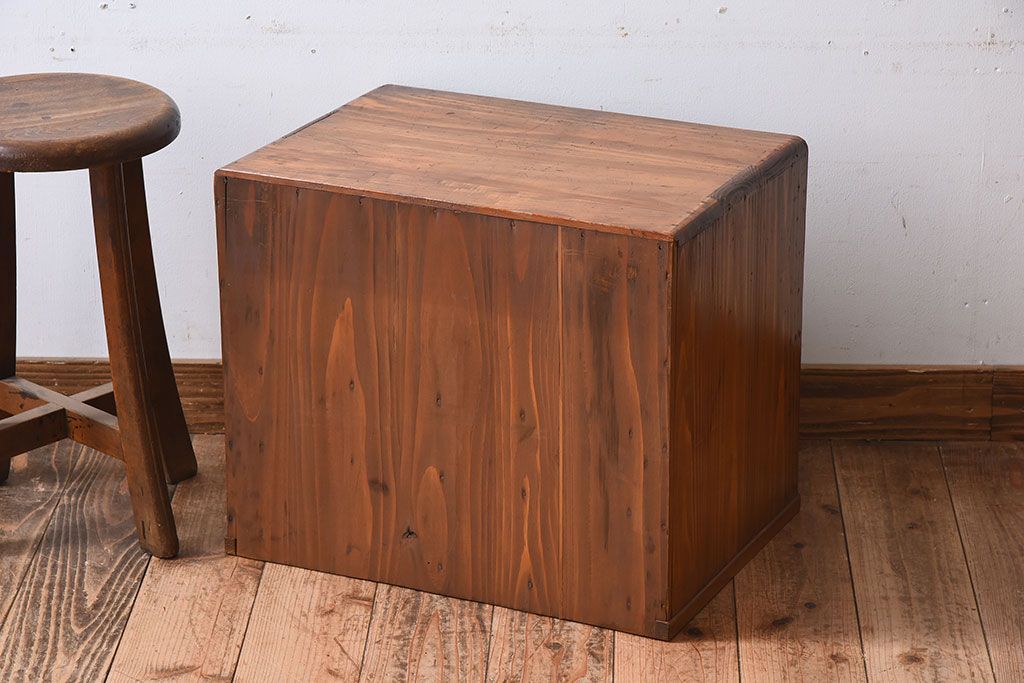 アンティーク家具　ダイヤガラス引き戸　小ぶりなアンティーク収納棚