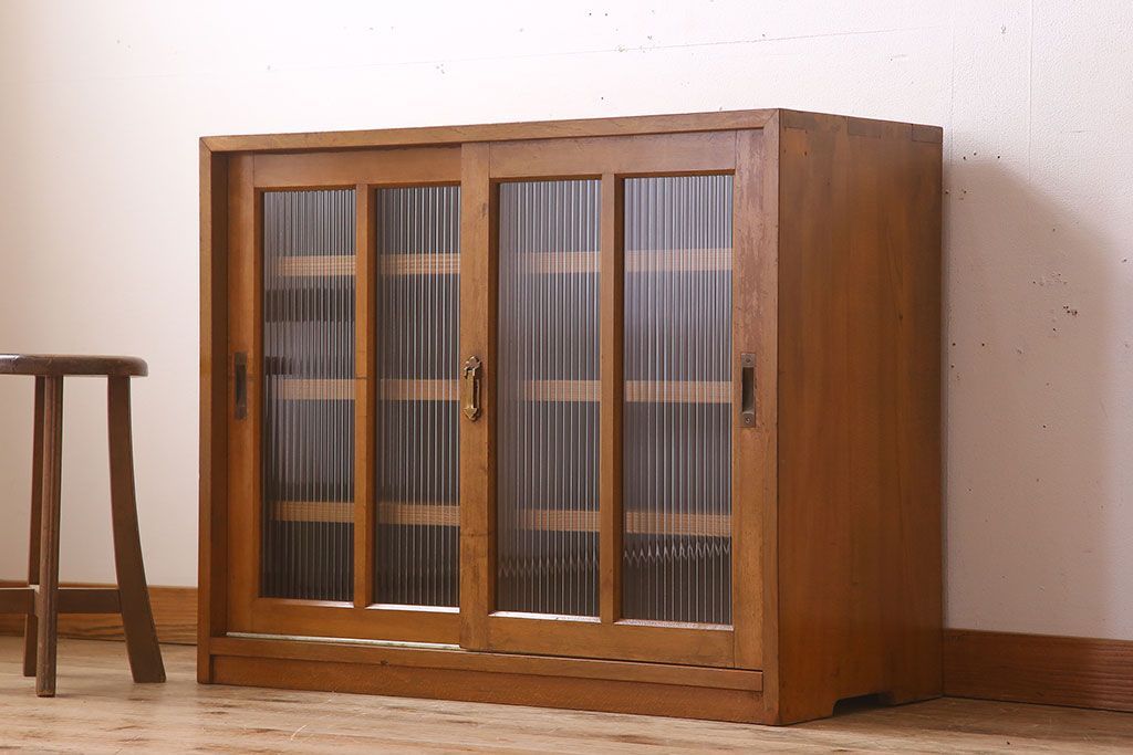 アンティーク家具　モールガラス引き戸　ブナ材　小ぶりなアンティーク収納棚