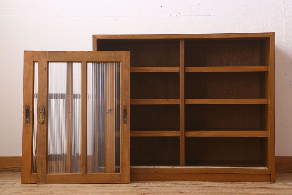 アンティーク家具　モールガラス引き戸　ブナ材　小ぶりなアンティーク収納棚